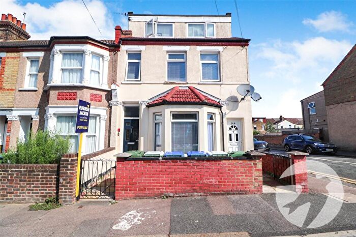 4 Bedroom Maisonette For Sale In Horsa Road, Northumberland Heath, DA8