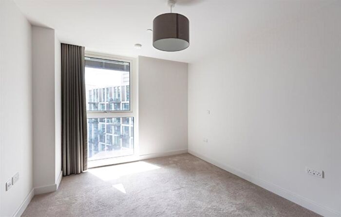1 Bedroom Flat To Rent In Rochdale Road, Manchester, Greater Manchester, M4