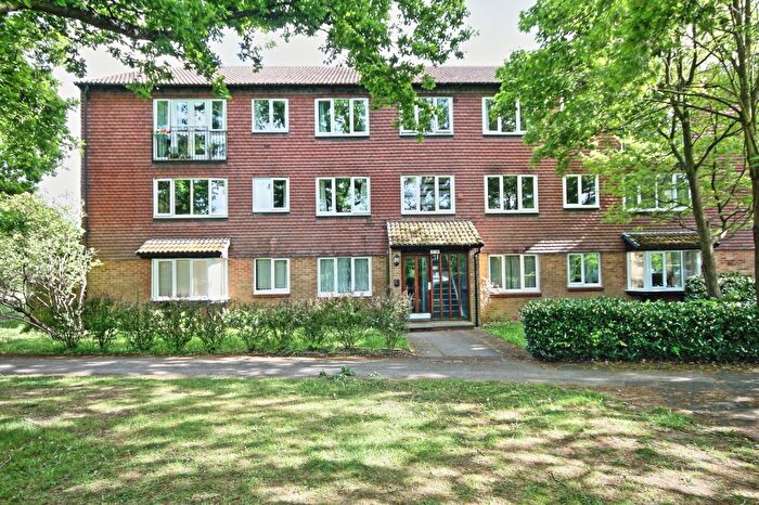 2 Bedroom Flat To Rent In Hallington Close, Woking, GU21