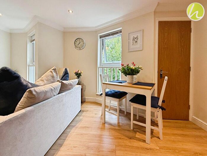 2 Bedroom Flat For Sale In King Street, Stanford-Le-Hope, SS17