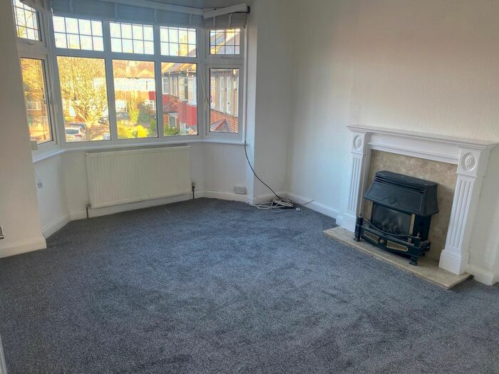 2 Bedroom Flat To Rent In Porch Way, London, N20