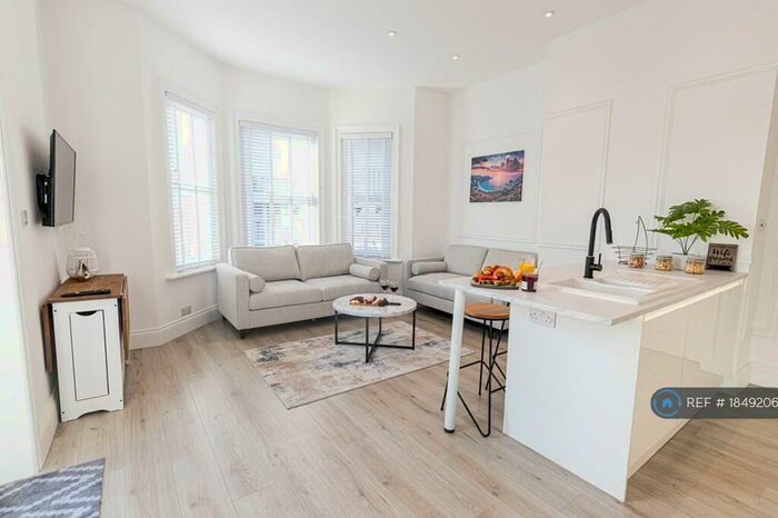 2 Bedroom Flat To Rent In Elizabeth Court, Poole, BH15