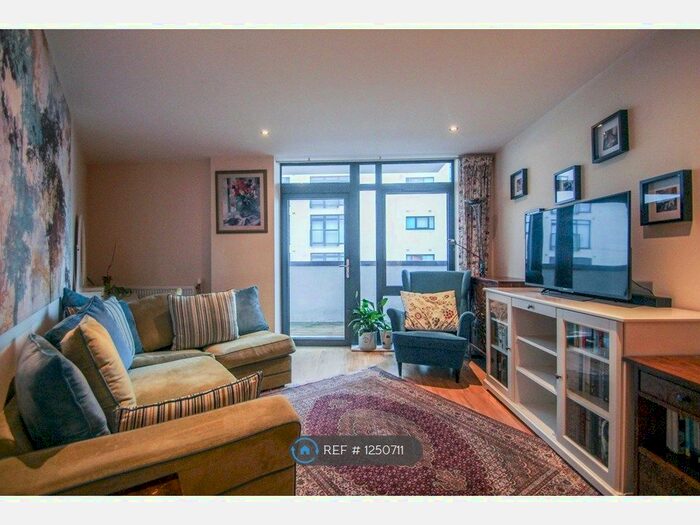 2 Bedroom Flat To Rent In Powell House, Enfield, EN1