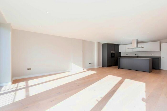 3 Bedroom Flat To Rent In Tottenham Lane, London, N8