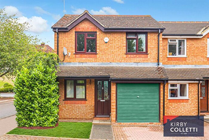 3 Bedroom Semi-Detached House For Sale In Parrotts Field, Hoddesdon, EN11