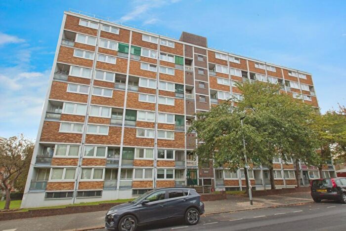 2 Bedroom Maisonette For Sale In Kingsman Street, London, SE18