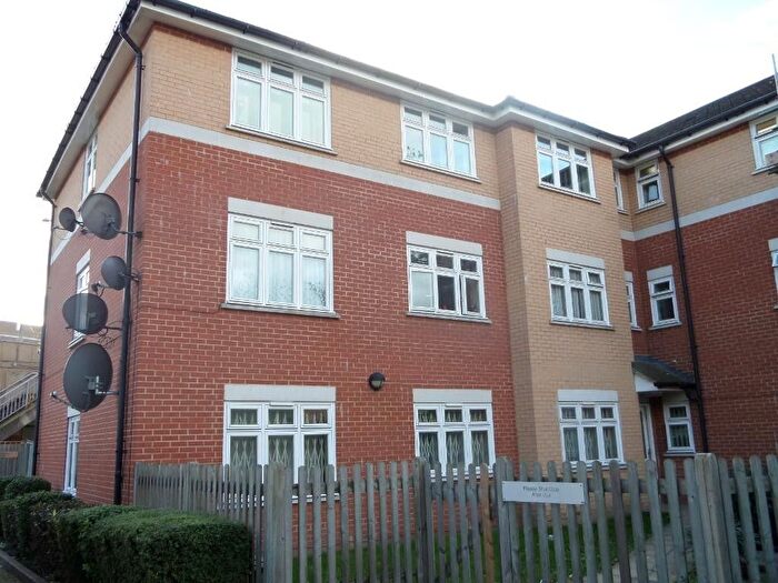 2 Bedroom Flat To Rent In Hounslow Road, Greater London, TW13