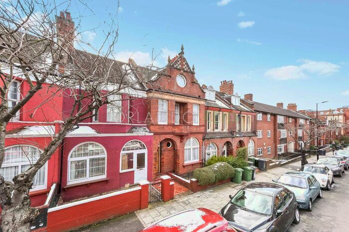 4 Bedroom Semi-Detached House To Rent In Barcombe Avenue, London, SW2
