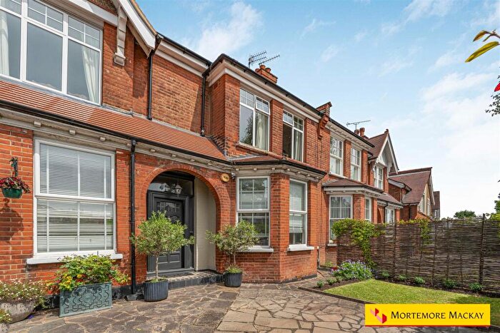 2 Bedroom Apartment For Sale In Green Dragon Lane, London, N21
