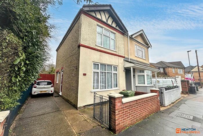 3 Bedroom Semi Detached House For Sale In Queens Walk, Peterborough, PE2