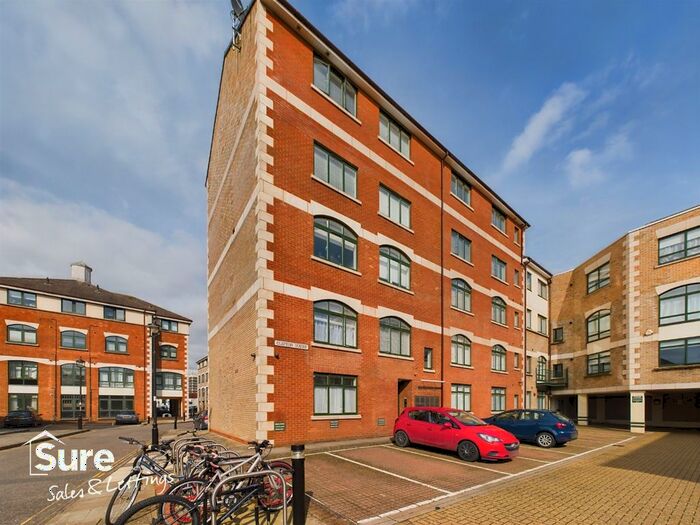 1 Bedroom Flat To Rent In Clifton Court, Corner Hall, Hemel Hempstead, Hertfordshire, HP3