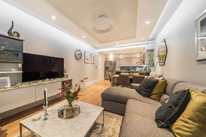 3 Bedroom Flat For Sale In Knaresborough Drive, Earlsfield, London, SW18