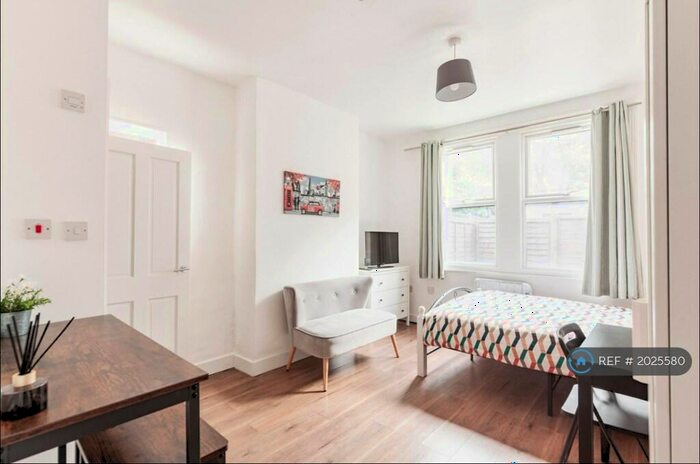 Studio To Rent In Willingdon Road, London, N22