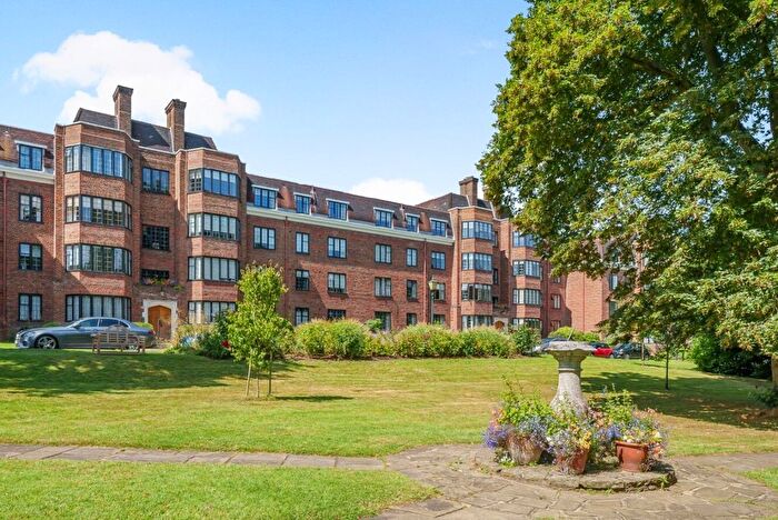 4 Bedroom Flat To Rent In Manor Fields, Putney, London, SW15