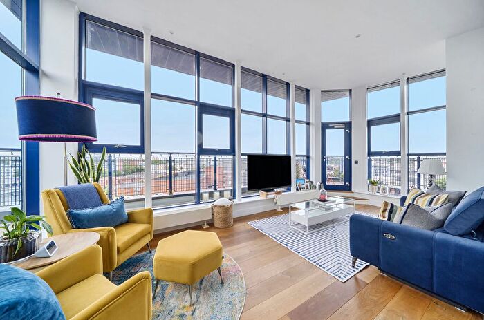3 Bedroom Flat For Sale In Canute Road, Southampton, Hampshire, SO14