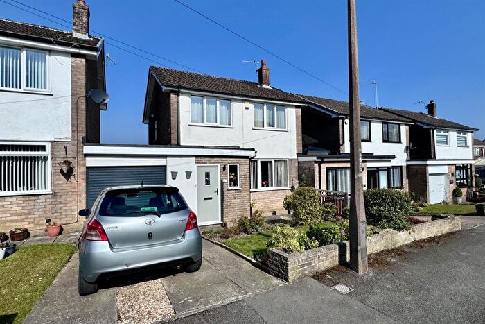 3 Bedroom Link Detached House For Sale In Tarnside Fold, Glossop, SK13