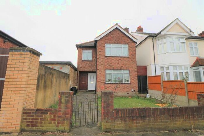 2 Bedroom Flat To Rent In Lennox Gardens, Ilford, IG1