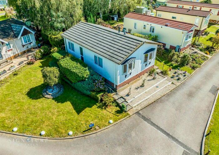 2 Bedroom Mobile/park Home For Sale In Newlands Park, Bedmond Road, Abbots Langley, WD5