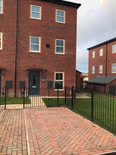 2 Bedroom Town House To Rent In Cardwell Road, Leeds, West Yorkshire, LS14