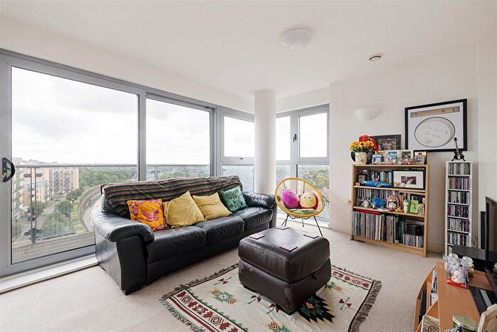2 Bedroom Flat For Sale In Queen Mary Avenue, London, E18