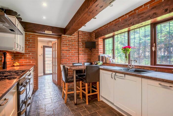 5 Bedroom Detached House For Sale In Brenchley Close, Chislehurst, BR7