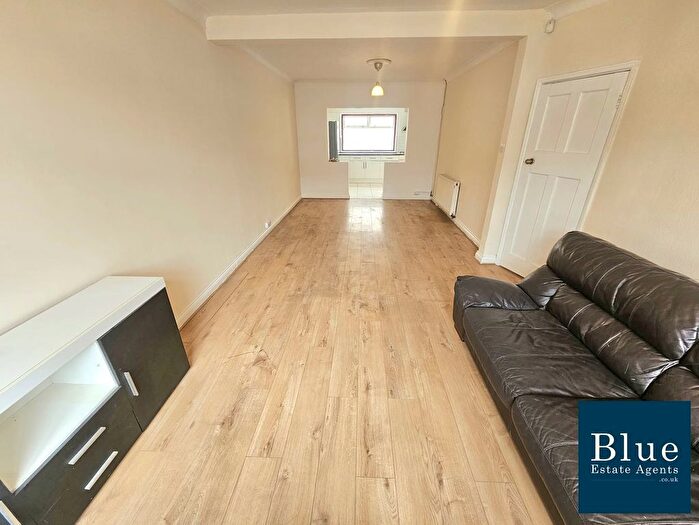 5 Bedroom Semi Detached House To Rent In The Warren, Hounslow, Hounslow, TW5