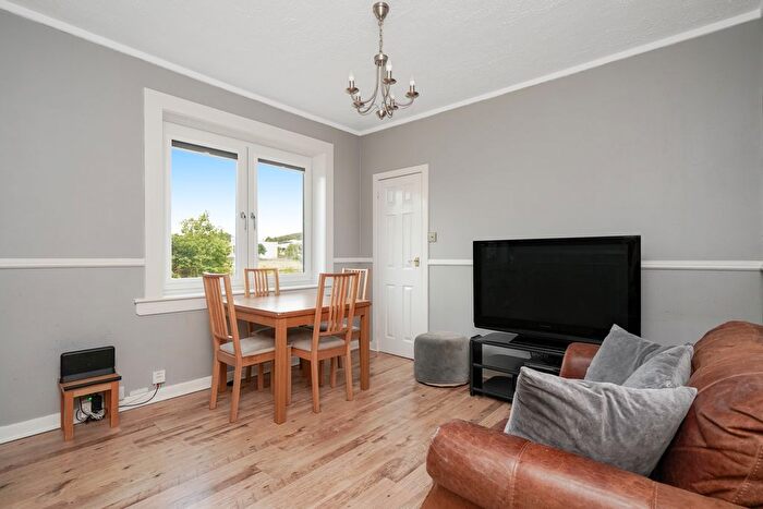 3 Bedroom Flat For Sale In Colinton Mains Road, Colinton Mains, Edinburgh, EH13