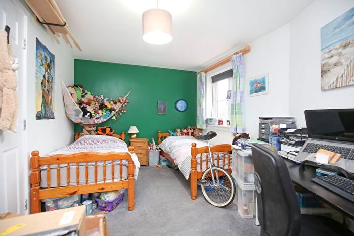 2 Bedroom Flat For Sale In Field Farm Road, Belgrave, Tamworth, B77