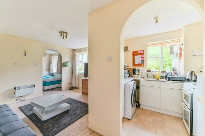 1 Bedroom Flat To Rent In Chipstead Close, Sutton, SM2