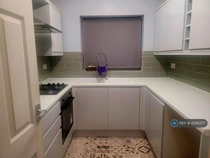 2 Bedroom Bungalow To Rent In Ochrewell Avenue, Huddersfield, HD2