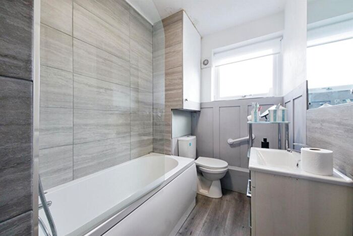 1 Bedroom Apartment For Sale In Lode Lane, Solihull, B92