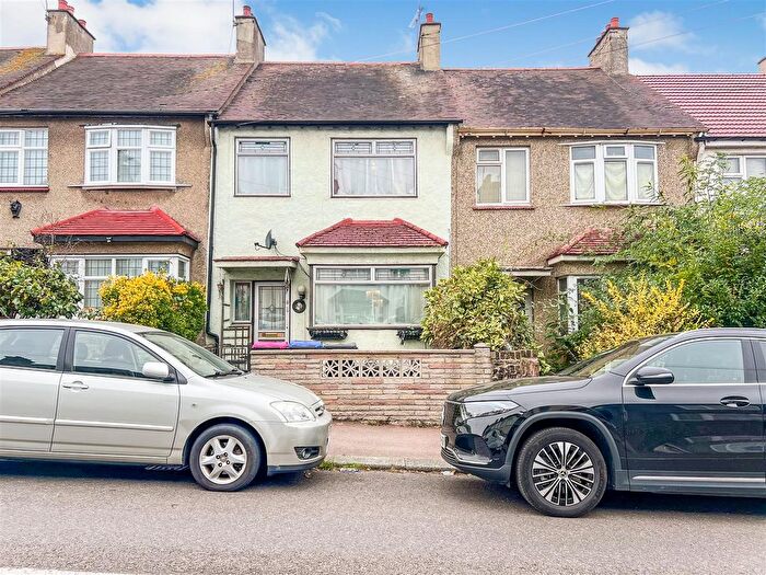 3 Bedroom Terraced House For Sale In Gainsborough Drive, Westcliff-On-Sea, SS0