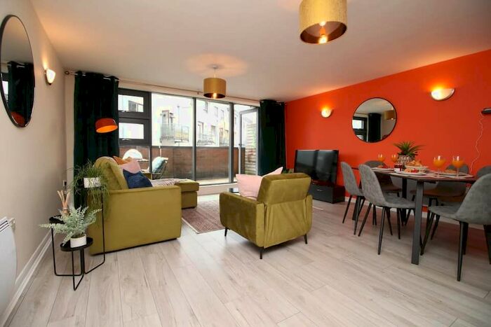 2 Bedroom Flat To Rent In Brandon Hill Villa, Deanery Road, Bristol, Somerset, BS1