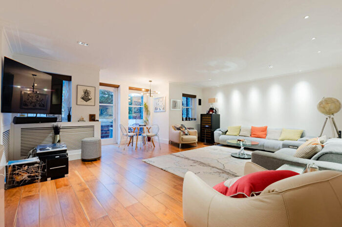 3 Bedroom Apartment To Rent In Rosslyn Hill, London, NW3