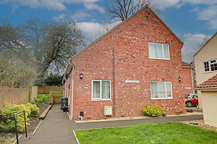 2 Bedroom Flat To Rent In Carsons Yard, Warminster, BA12