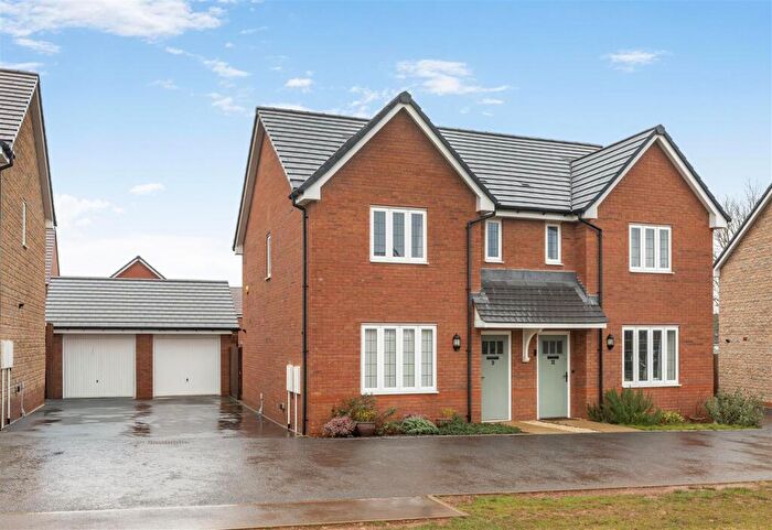 3 Bedroom Semi Detached House For Sale In Lunnun Road, Banbury, OX16