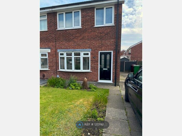 3 Bedroom Semi-Detached House To Rent In The Fairway, Manchester, M40