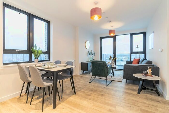 2 Bedroom Flat To Rent In Lakeside Drive, Park Royal, London NW10