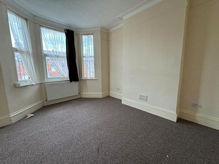 3 Bedroom Flat To Rent In Newton Road, London, NW2