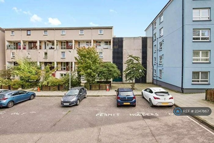 2 Bedroom Flat To Rent In Viewcraig Gardens, Edinburgh, EH8