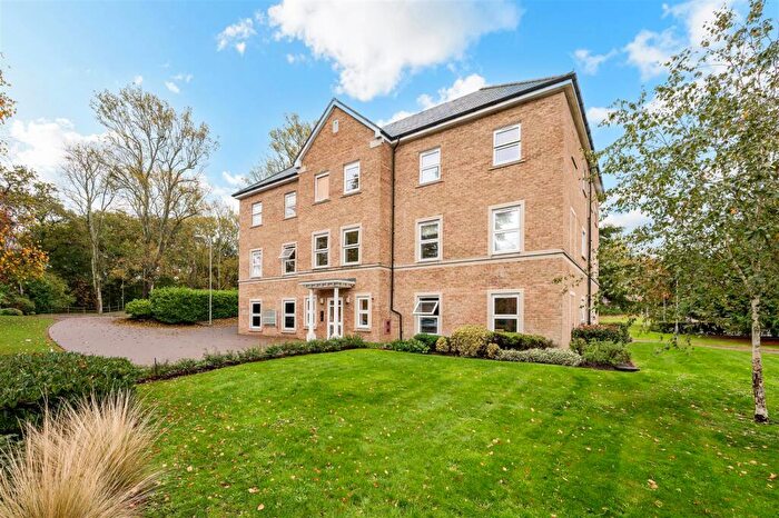 2 Bedroom Flat For Sale In Richmond Crescent, Epsom, KT19