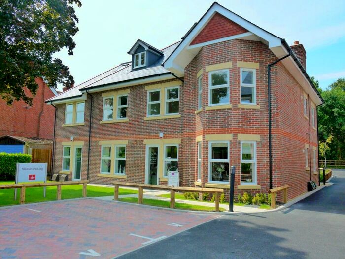 2 Bedroom Flat To Rent In Broadstone, BH18