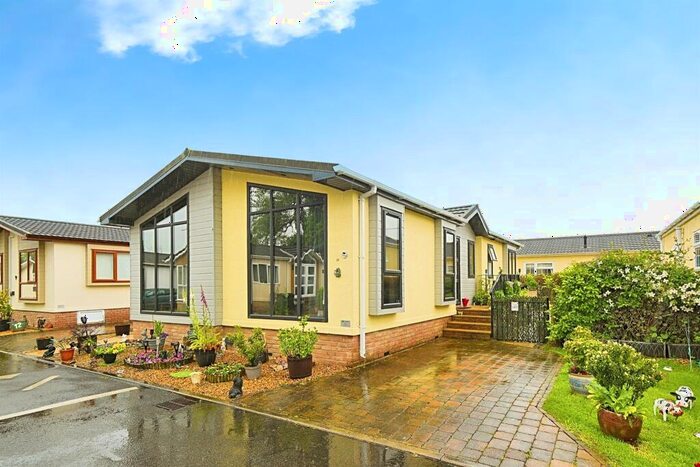 2 Bedroom Park Home For Sale In Faringdon Road, Lechlade, GL7