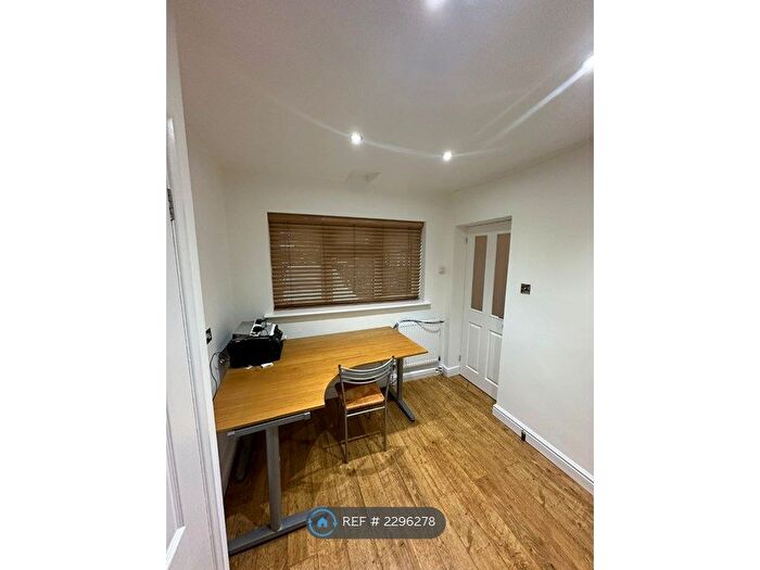 5 Bedroom Semi-Detached House To Rent In Radcliffe Avenue, Chaddesden, Derby, DE21