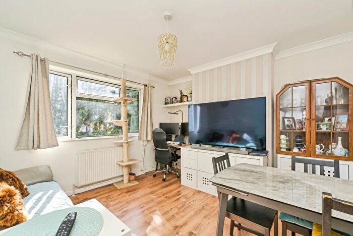 2 Bedroom Flat For Sale In Park Close, Kingston Upon Thames, KT2