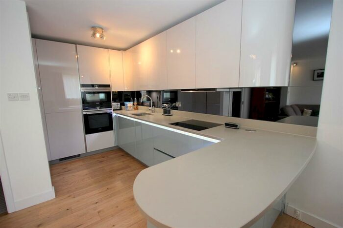 3 Bedroom Apartment To Rent In Leeward Court, Asher Way, London, E1W