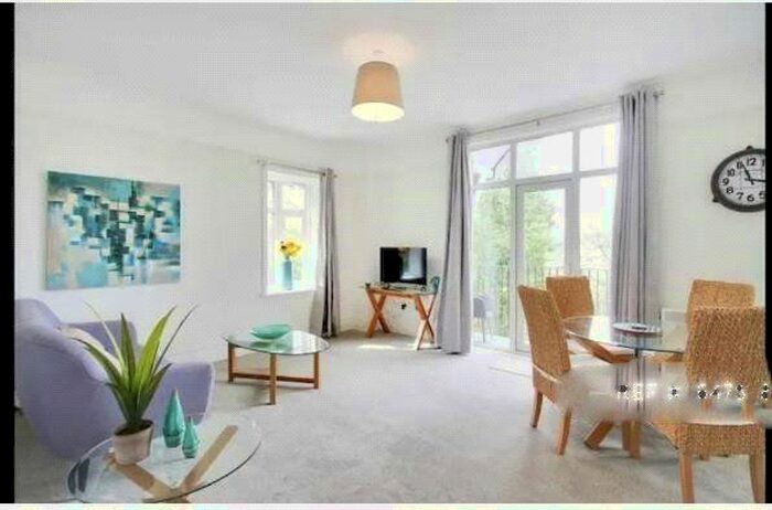 2 Bedroom Flat To Rent In Frant Road, Tunbridge Wells, Kent, TN2