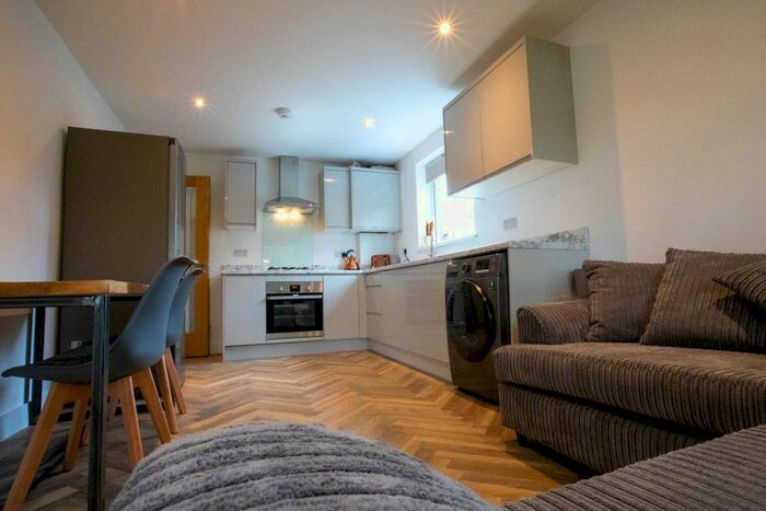 3 Bedroom Flat To Rent In Seymour Close, Selly Park, Birmingham, B29