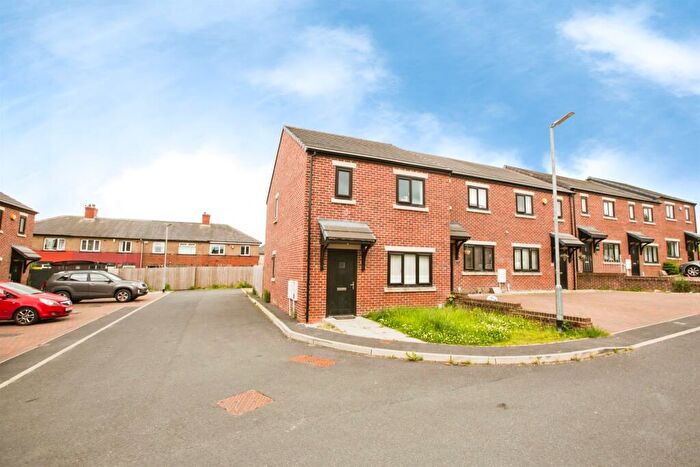 3 Bedroom End Of Terrace House For Sale In Acre Close, Halifax, HX3