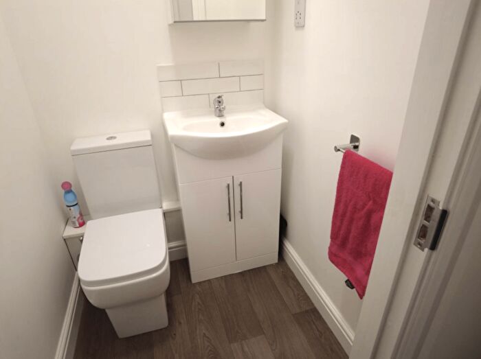 1 Bedroom Flat To Rent In Flat, High Street - Bed, LN5